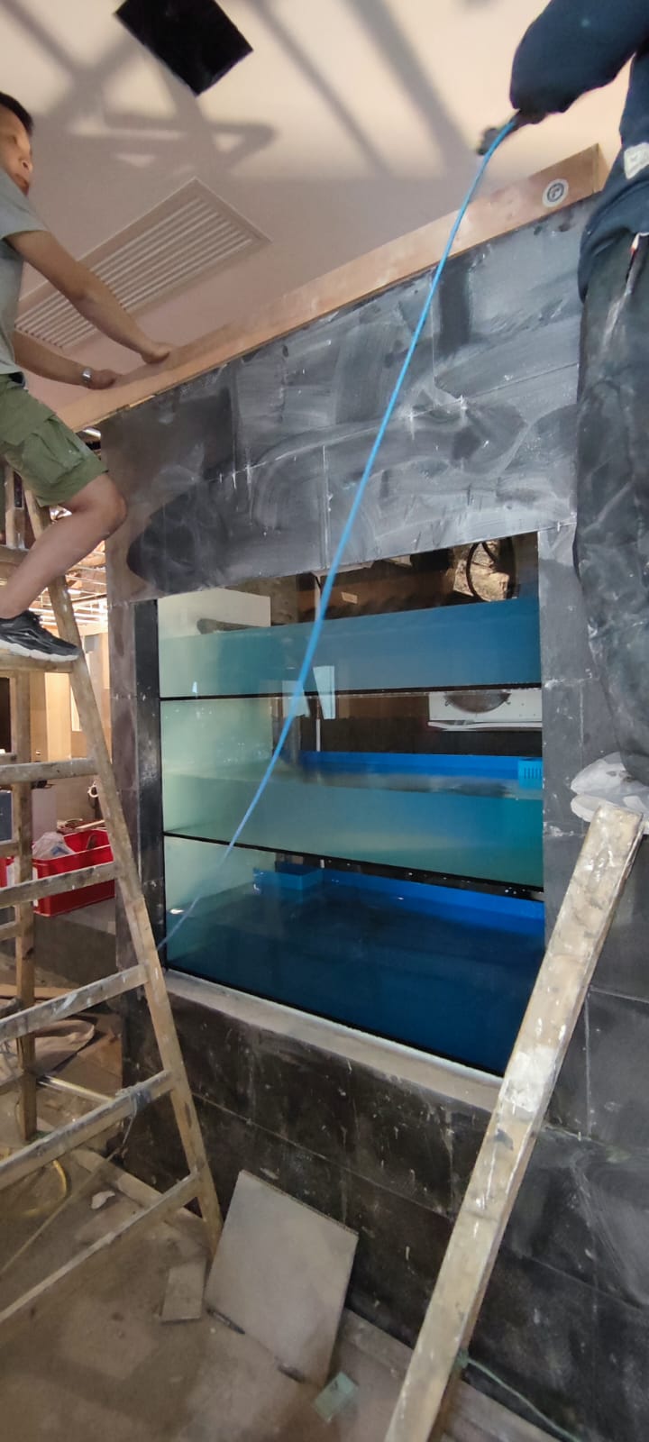 銅鑼灣日式壽司店吧枱嵌入式魚缸案例 — 超白玻璃木質吧枱